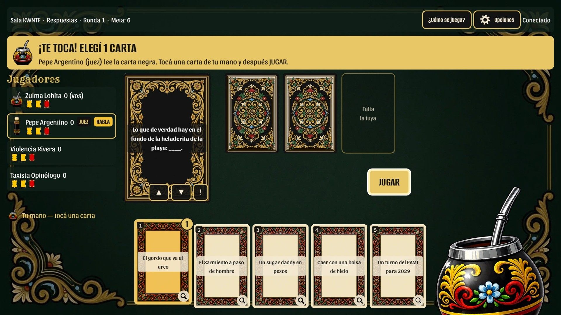 La mesa del juego: la carta negra en el medio, dos respuestas boca abajo y la mano de cinco cartas blancas abajo.